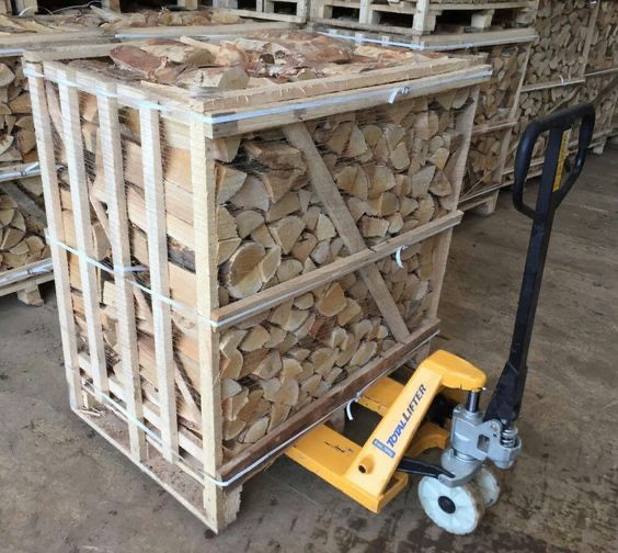 Palette mit sauber gestapeltem Brennholz